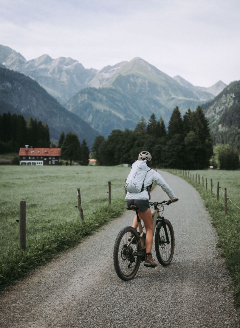 Wandern unterhalb der Iseler Bergstation, Blick Breitenberg